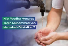 Ilustrasi niat wudhu menurut Tarjih Muhammadiyah dengan seseorang membasuh tangan menggunakan air mengalir.