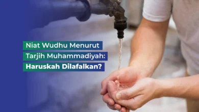 Ilustrasi niat wudhu menurut Tarjih Muhammadiyah dengan seseorang membasuh tangan menggunakan air mengalir.
