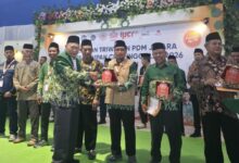 Penyerahan trofi dan penghargaan finalis CRM Award Jawa Tengah 2026 kepada pimpinan PCM Kebakkramat di Jepara.