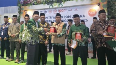 Penyerahan trofi dan penghargaan finalis CRM Award Jawa Tengah 2026 kepada pimpinan PCM Kebakkramat di Jepara.