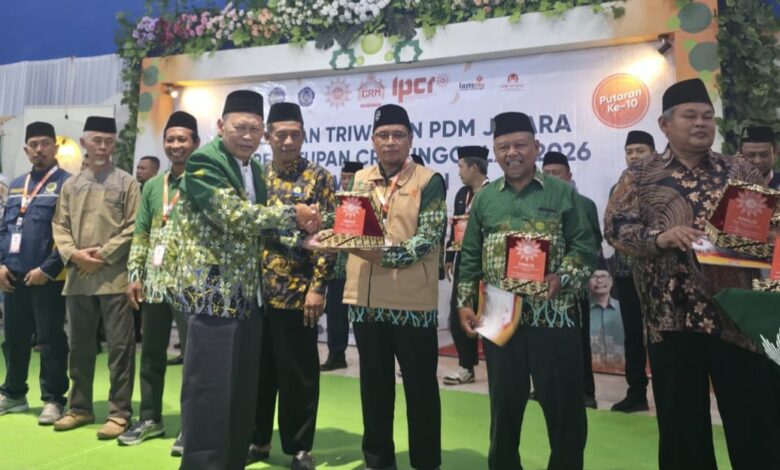 Penyerahan trofi dan penghargaan finalis CRM Award Jawa Tengah 2026 kepada pimpinan PCM Kebakkramat di Jepara.