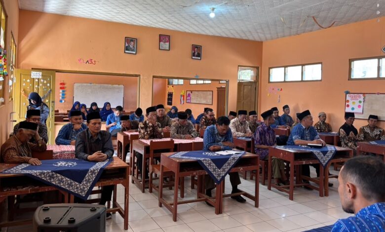 Warga dan pengurus PDM Temanggung mengikuti acara silaturahmi serta sosialisasi aplikasi SATUMU di Bonjor, Tretep.