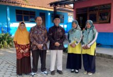 Ketua PDM Temanggung Ust. Makmun Pitoyo bersama jajaran pengurus dan guru saat supervisi sekolah Muhammadiyah di Ngadirejo.
