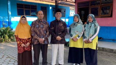 Ketua PDM Temanggung Ust. Makmun Pitoyo bersama jajaran pengurus dan guru saat supervisi sekolah Muhammadiyah di Ngadirejo.