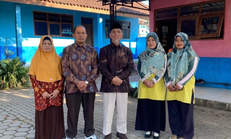 Ketua PDM Temanggung Ust. Makmun Pitoyo bersama jajaran pengurus dan guru saat supervisi sekolah Muhammadiyah di Ngadirejo.