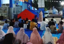 Siswa dan guru SD Muhammadiyah Kriyan mengikuti kegiatan Pejuang Subuh dan mendengarkan pengarahan di halaman sekolah.
