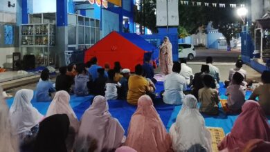 Siswa dan guru SD Muhammadiyah Kriyan mengikuti kegiatan Pejuang Subuh dan mendengarkan pengarahan di halaman sekolah.