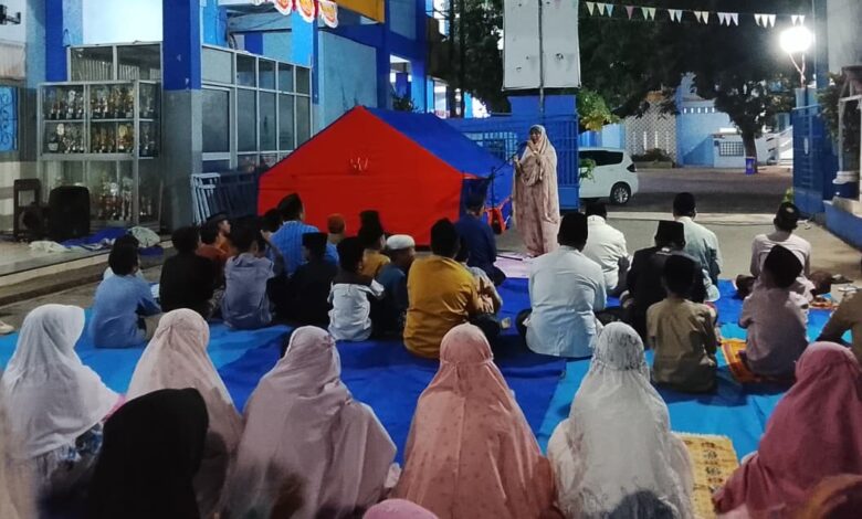 Siswa dan guru SD Muhammadiyah Kriyan mengikuti kegiatan Pejuang Subuh dan mendengarkan pengarahan di halaman sekolah.