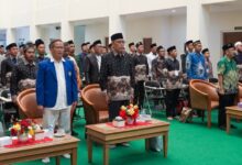 Para peserta dan penyelenggara menyanyikan lagu Indonesia Raya pada pembukaan Pelatihan Mudir Pesantren Muhammadiyah di UMP Purwokerto.