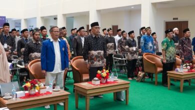 Para peserta dan penyelenggara menyanyikan lagu Indonesia Raya pada pembukaan Pelatihan Mudir Pesantren Muhammadiyah di UMP Purwokerto.