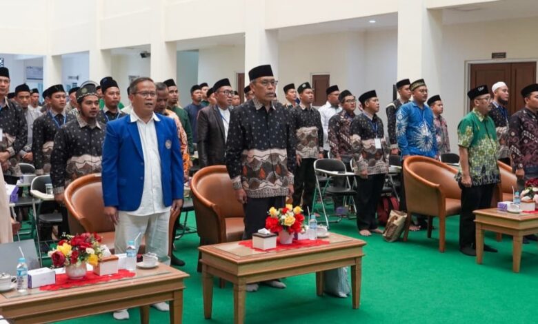 Para peserta dan penyelenggara menyanyikan lagu Indonesia Raya pada pembukaan Pelatihan Mudir Pesantren Muhammadiyah di UMP Purwokerto.