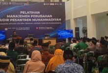 Peserta Pelatihan Nasional Mudir Pesantren Muhammadiyah di UMP menyimak pemaparan materi dari podium
