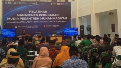 Peserta Pelatihan Nasional Mudir Pesantren Muhammadiyah di UMP menyimak pemaparan materi dari podium