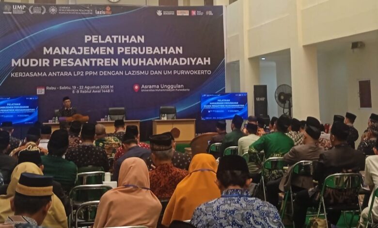 Peserta Pelatihan Nasional Mudir Pesantren Muhammadiyah di UMP menyimak pemaparan materi dari podium