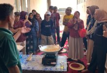 Narasumber memberikan pelatihan pembuatan gula aren kristal Purbalingga kepada warga Desa Danasari dalam program PPK Ormawa UMP.