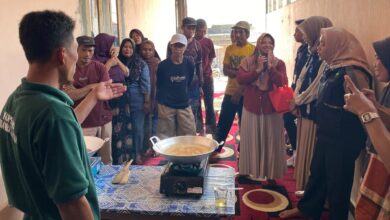 Narasumber memberikan pelatihan pembuatan gula aren kristal Purbalingga kepada warga Desa Danasari dalam program PPK Ormawa UMP.