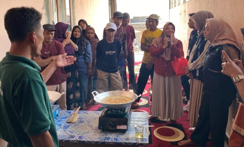 Narasumber memberikan pelatihan pembuatan gula aren kristal Purbalingga kepada warga Desa Danasari dalam program PPK Ormawa UMP.