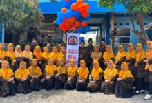 Foto bersama jajaran guru MI Muhammadiyah Plus Leksono saat peluncuran Sekolah Bernuansa Pesantren dengan balon oranye dan biru.