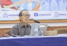 Prof. Dr. Absori memaparkan etika profesi dalam seminar integritas akademik dosen UMS di Auditorium Mohammad Djazman.