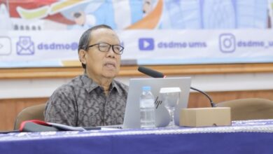 Prof. Dr. Absori memaparkan etika profesi dalam seminar integritas akademik dosen UMS di Auditorium Mohammad Djazman.