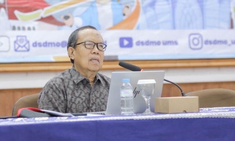 Prof. Dr. Absori memaparkan etika profesi dalam seminar integritas akademik dosen UMS di Auditorium Mohammad Djazman.