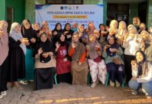 Tim Pengabdian UMP dan peserta program pemberdayaan perempuan nelayan Sentolo Kawat Cilacap memamerkan hasil produk olahan pangan pesisir.