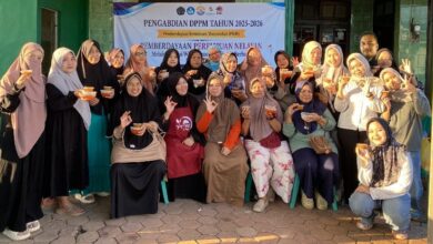 Tim Pengabdian UMP dan peserta program pemberdayaan perempuan nelayan Sentolo Kawat Cilacap memamerkan hasil produk olahan pangan pesisir.