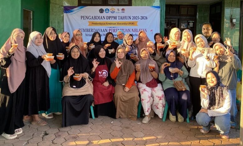 Tim Pengabdian UMP dan peserta program pemberdayaan perempuan nelayan Sentolo Kawat Cilacap memamerkan hasil produk olahan pangan pesisir.