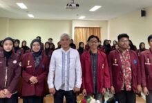 Peserta dan pemateri foto bersama dalam pembukaan Darul Arqom Dasar IMM Unimus di Gedung NRC Unimus Semarang.