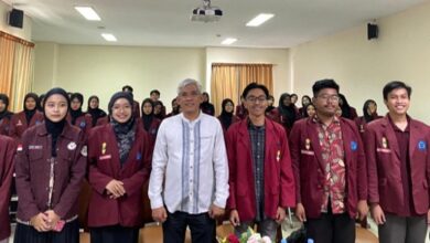 Peserta dan pemateri foto bersama dalam pembukaan Darul Arqom Dasar IMM Unimus di Gedung NRC Unimus Semarang.