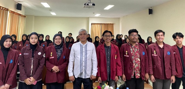 Peserta dan pemateri foto bersama dalam pembukaan Darul Arqom Dasar IMM Unimus di Gedung NRC Unimus Semarang.
