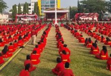 Ratusan peserta dan kader berseragam merah mengikuti pembukaan Muktamar Tapak Suci ke-16 Semarang di Lapangan Pancasila Simpang Lima.