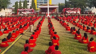 Ratusan peserta dan kader berseragam merah mengikuti pembukaan Muktamar Tapak Suci ke-16 Semarang di Lapangan Pancasila Simpang Lima.