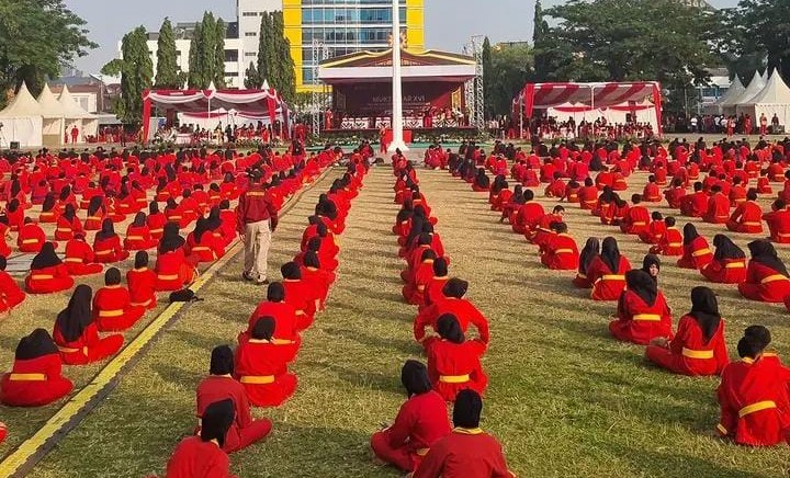 Ratusan peserta dan kader berseragam merah mengikuti pembukaan Muktamar Tapak Suci ke-16 Semarang di Lapangan Pancasila Simpang Lima.
