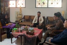 Pemuda Muhammadiyah Batealit berdialog dengan Camat Batealit Yenny Diah Sulistiyani di ruang kerja camat.