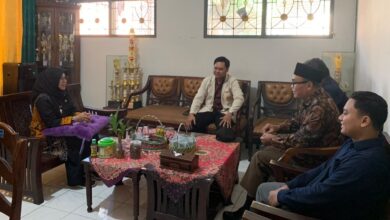 Pemuda Muhammadiyah Batealit berdialog dengan Camat Batealit Yenny Diah Sulistiyani di ruang kerja camat.