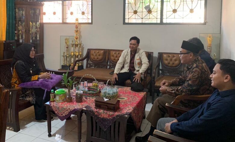 Pemuda Muhammadiyah Batealit berdialog dengan Camat Batealit Yenny Diah Sulistiyani di ruang kerja camat.