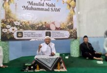 Ustaz Dwi Jatmiko memberikan ceramah pengajian Maulid Nabi Muhammad SAW 2026 di Masjid An Nuur Kepatihan Wetan Solo.