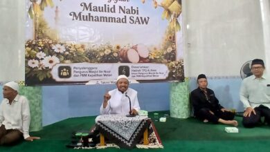 Ustaz Dwi Jatmiko memberikan ceramah pengajian Maulid Nabi Muhammad SAW 2026 di Masjid An Nuur Kepatihan Wetan Solo.