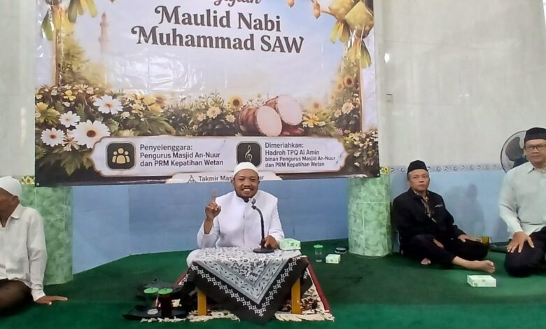 Ustaz Dwi Jatmiko memberikan ceramah pengajian Maulid Nabi Muhammad SAW 2026 di Masjid An Nuur Kepatihan Wetan Solo.