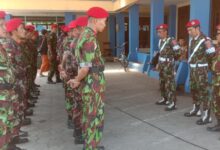 Personel Kokam Jepara berbaris mendengarkan arahan komando saat pengamanan Pengajian Triwulan PDM Jepara di Nalumsari.