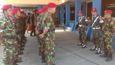 Personel Kokam Jepara berbaris mendengarkan arahan komando saat pengamanan Pengajian Triwulan PDM Jepara di Nalumsari.