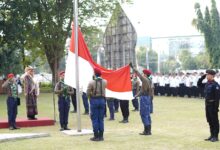 Petugas mengibarkan bendera Merah Putih dalam upacara peringatan HUT ke-81 RI di UMS Surakarta
