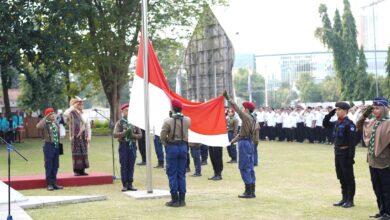Petugas mengibarkan bendera Merah Putih dalam upacara peringatan HUT ke-81 RI di UMS Surakarta