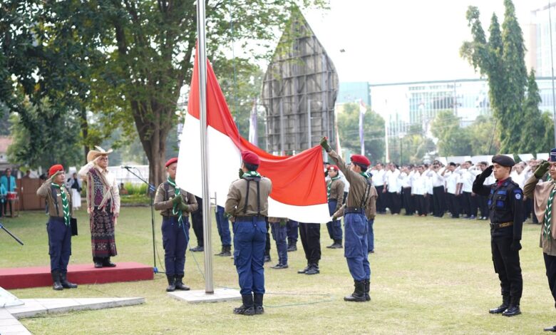 Petugas mengibarkan bendera Merah Putih dalam upacara peringatan HUT ke-81 RI di UMS Surakarta