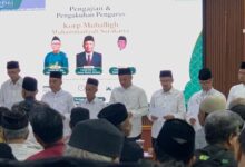 Prosesi pengukuhan Pengurus Korps Mubaligh Surakarta di atas panggung acara Muhammadiyah