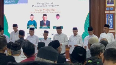 Prosesi pengukuhan Pengurus Korps Mubaligh Surakarta di atas panggung acara Muhammadiyah