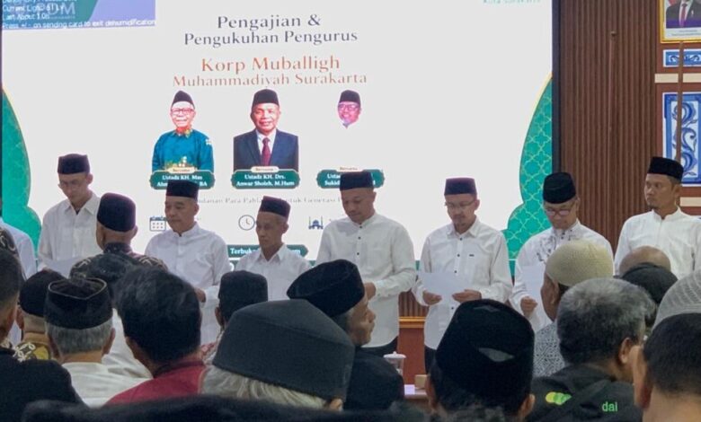 Prosesi pengukuhan Pengurus Korps Mubaligh Surakarta di atas panggung acara Muhammadiyah