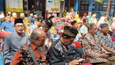 Suasana silaturahmi dan pengajian Pensiunan Perguruan Muhammadiyah Solo di SD Muhammadiyah 1 Ketelan Surakarta.