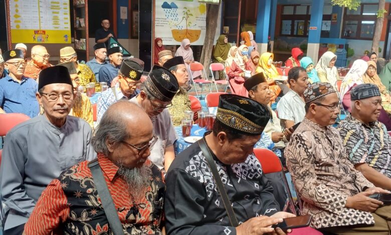 Suasana silaturahmi dan pengajian Pensiunan Perguruan Muhammadiyah Solo di SD Muhammadiyah 1 Ketelan Surakarta.
